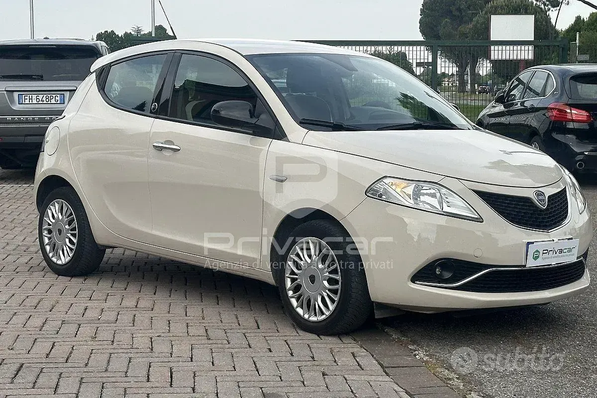 Usata Lancia Ypsilon Gold 69 CV (50 kW) 2017 Bianco Utilitaria