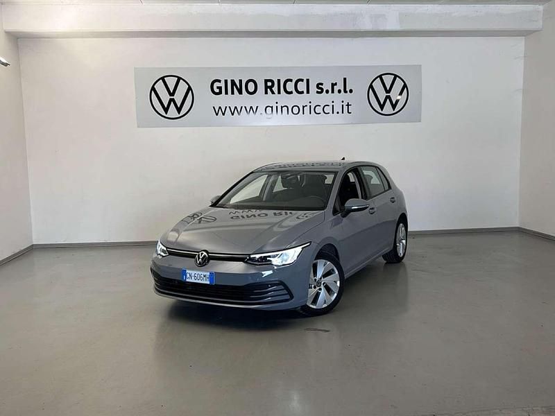 Usata VW Golf VIII Life 131 CV (96 kW) 2023 Grigio Utilitaria