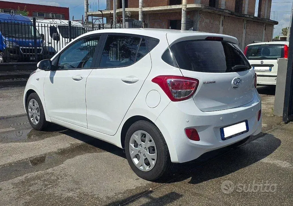 Usata Hyundai i10 67 CV (49 kW) 2015 Bianco Utilitaria