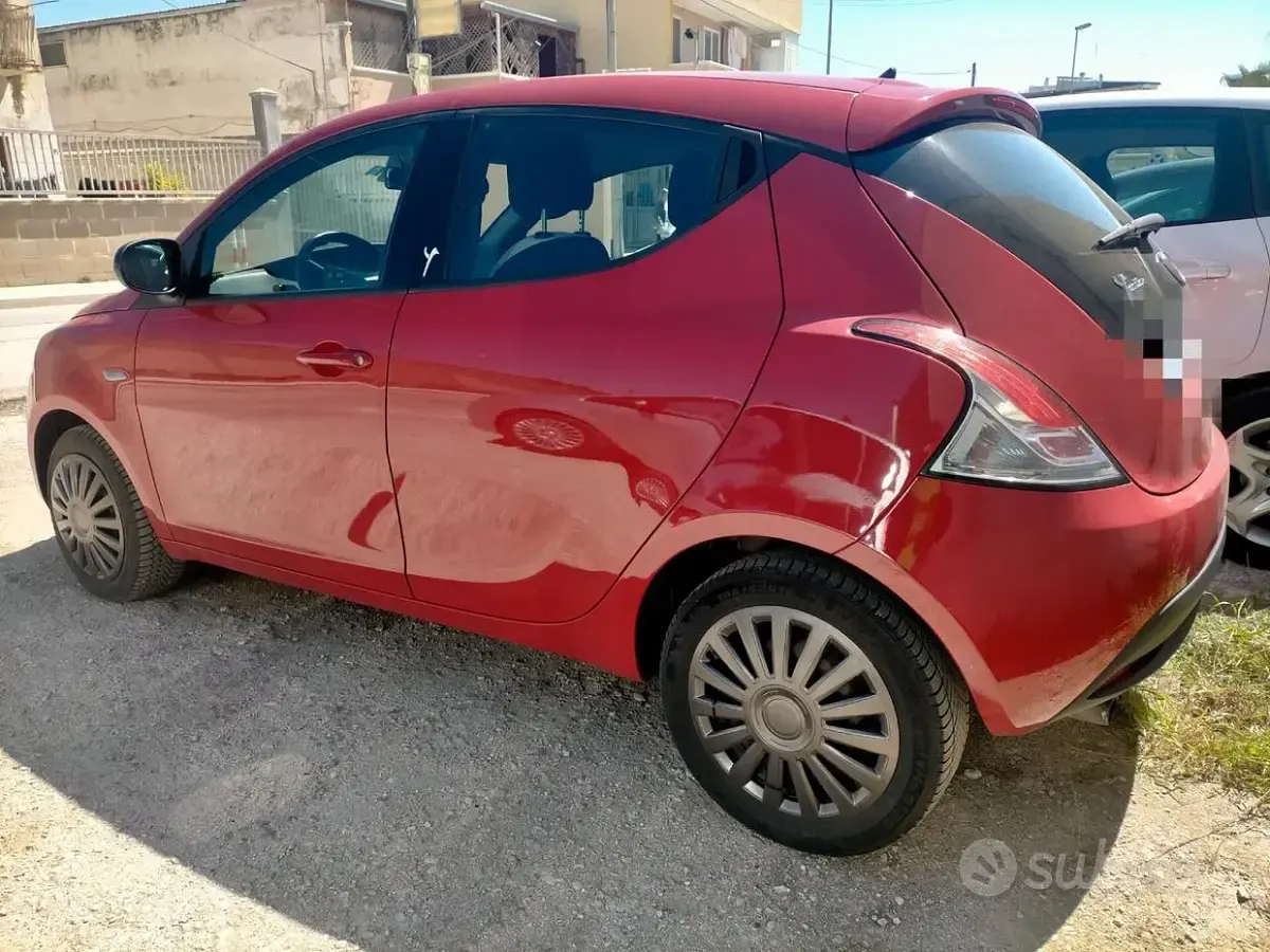 Usata Lancia Ypsilon Silver 69 CV (50 kW) 2015 Rosso Utilitaria