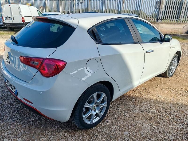 Second-hand Alfa Romeo Giulietta Progression 105 CP (77 kW) 2012 Alb Hatchback