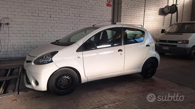 Usata Toyota Aygo Active 68 CV (50 kW) 2013 Bianco Utilitaria
