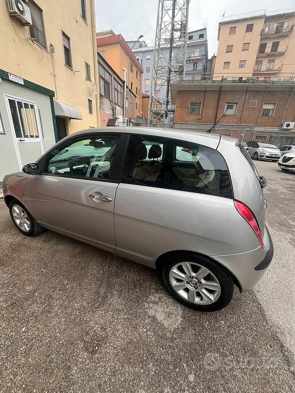 Usata Lancia Ypsilon 70 CV (51 kW) 2004 Grigio Utilitaria