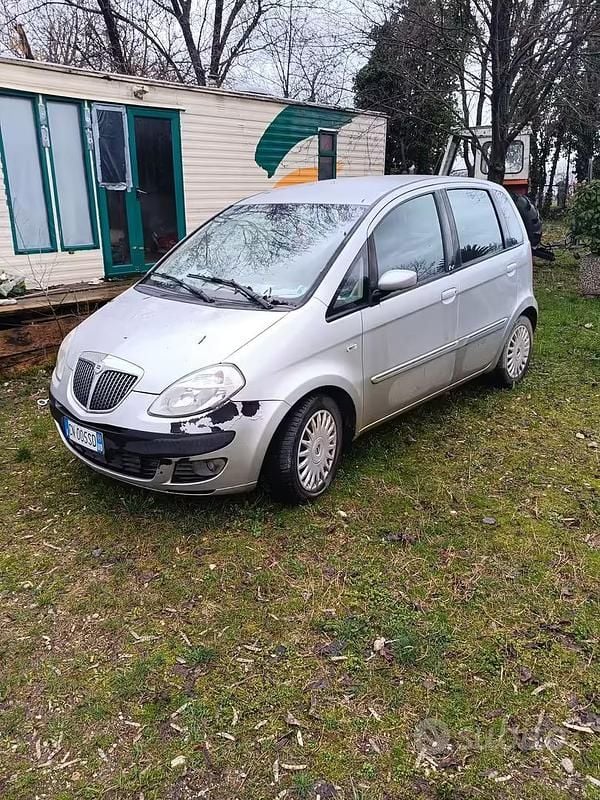 Usata Lancia Musa 100 CV (73 kW) 2004 Grigio Monovolume