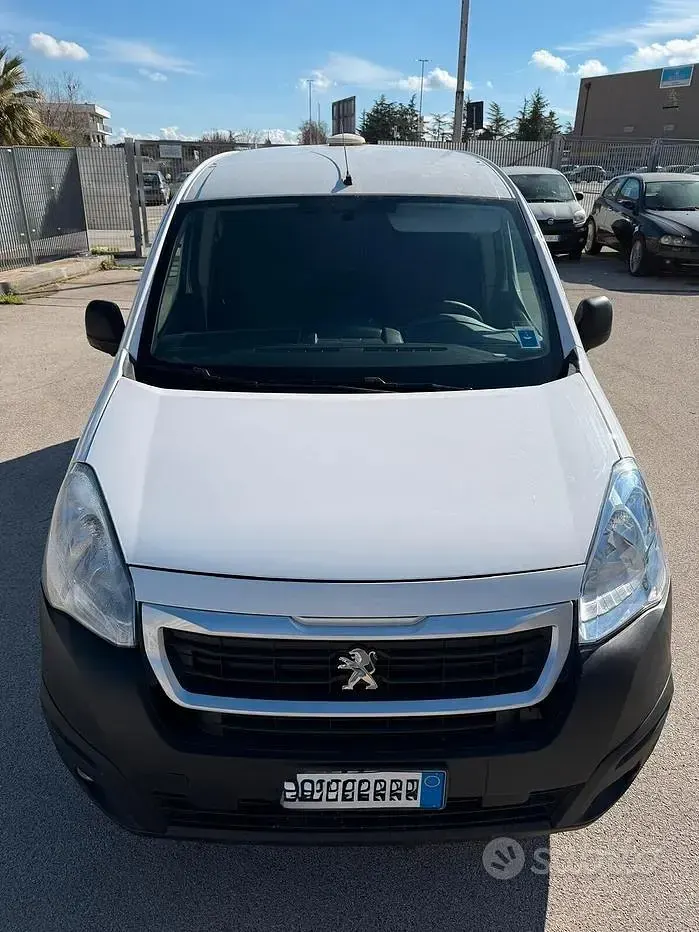 Gebraucht Peugeot Partner 75 PS (55 kW) 2018 Weiß Van / Kleinbus