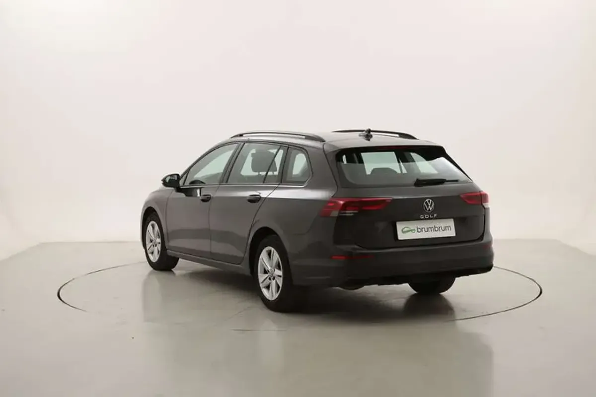 Usata VW Golf VIII Life 116 CV (85 kW) 2023 Grigio Station wagon