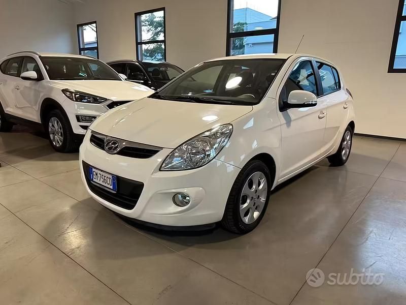 Usata Hyundai i20 Edition 75 CV (55 kW) 2012 Bianco Utilitaria