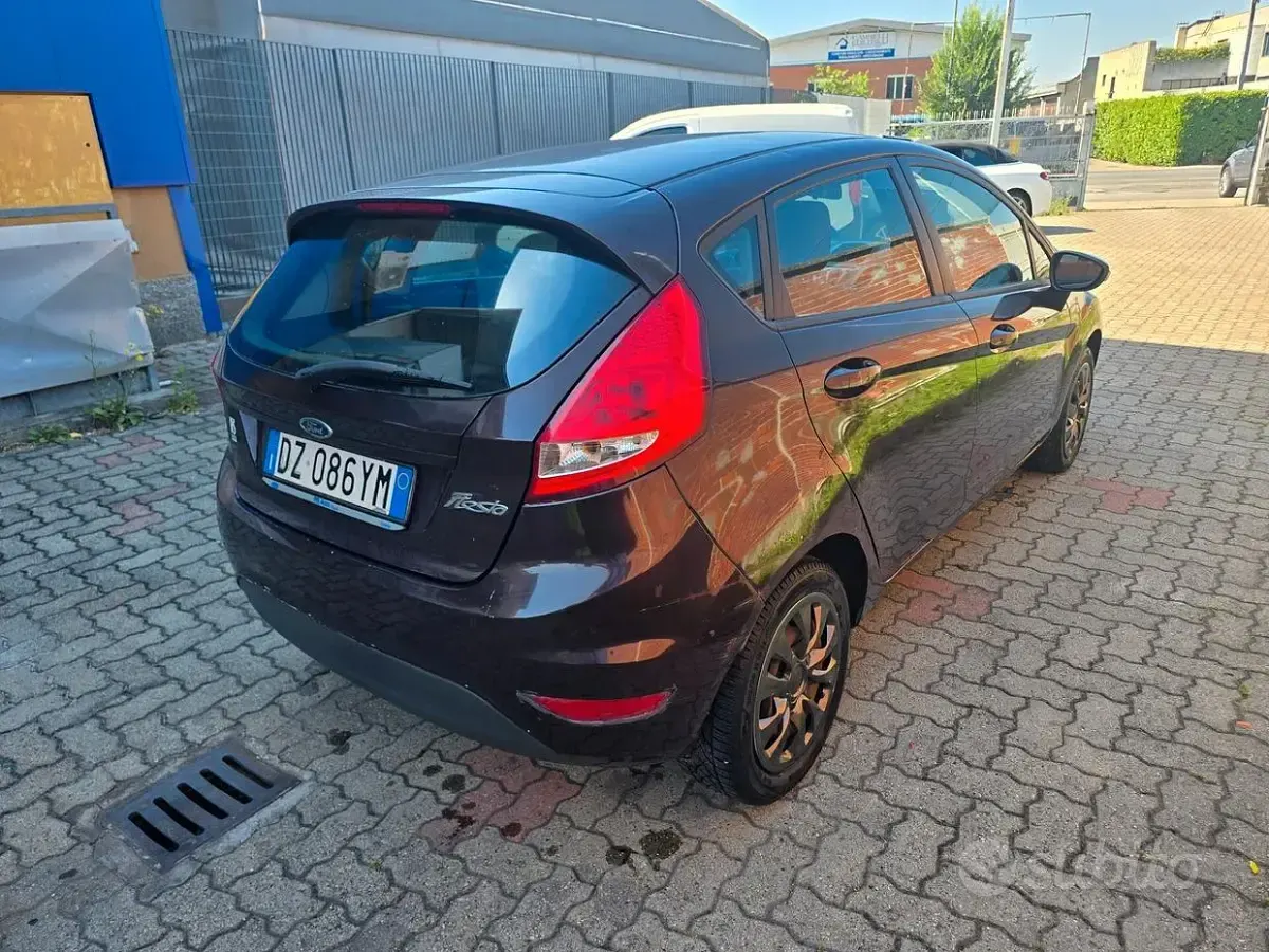 Usata Ford Fiesta 92 CV (67 kW) 2010 Marrone Berlina