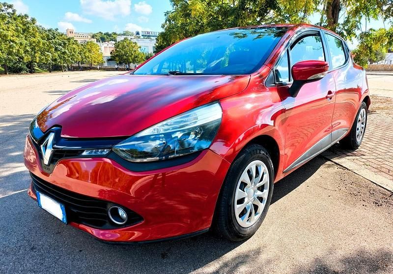 Rosso Usata 2015 Renault Clio IV Tre volumi | 8800 € (Cara) - Immagine 1/4