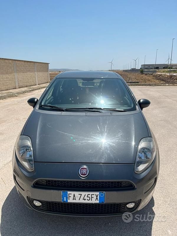 Grigio Usata 2015 Fiat Grande Punto Due volumi | 3500 € (Buon prezzo) - Immagine 1/4