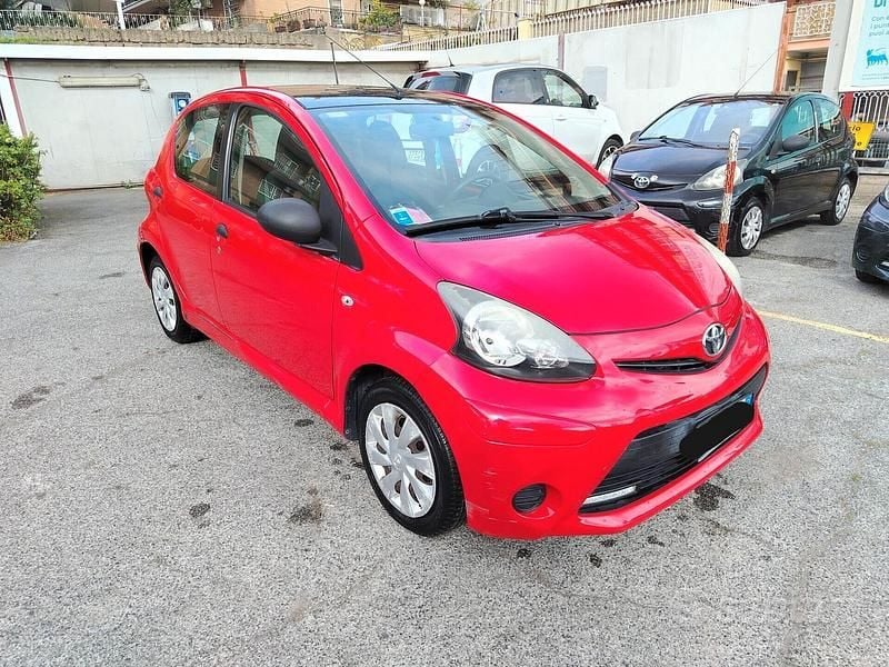 Usata Toyota Aygo Connect Style 68 CV (50 kW) 2014 Rosso Utilitaria