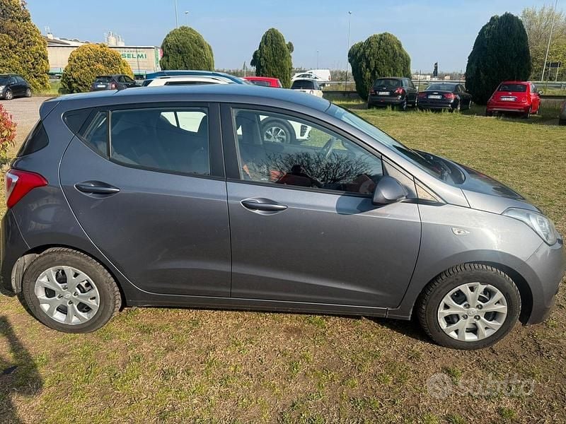 Usata Hyundai i10 Comfort 66 CV (48 kW) 2014 Grigio Utilitaria