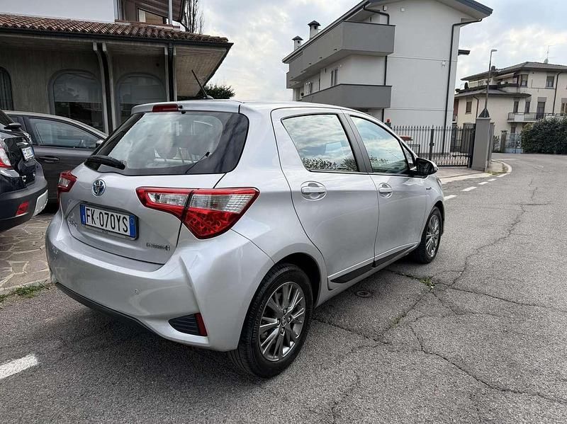 Usata Toyota Yaris Hybrid Active 73 CV (53 kW) 2017 Grigio Berlina