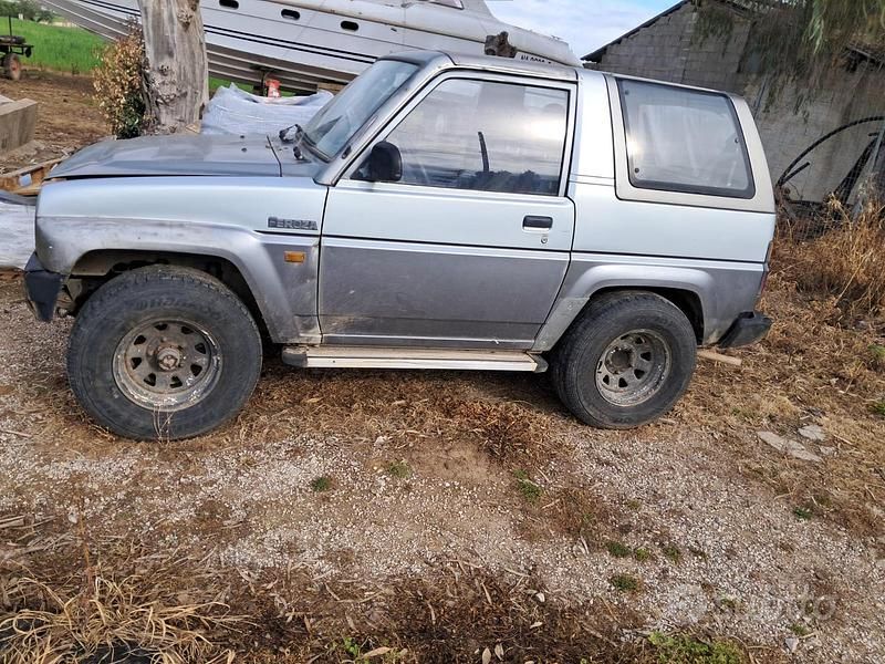 Grigio Usata 1991 Daihatsu Feroza SUV | 950 € - Immagine 1/4