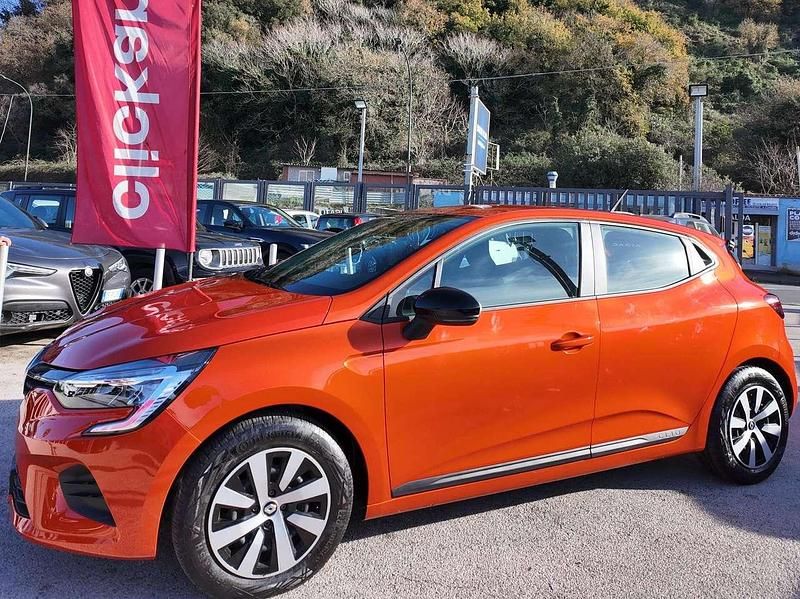 Usata Renault Clio V SE 67 CV (49 kW) 2023 Orange valencia metallizzato Berlina