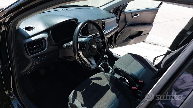 Usata Kia Rio 101 CV (74 kW) 2017 Nero Berlina