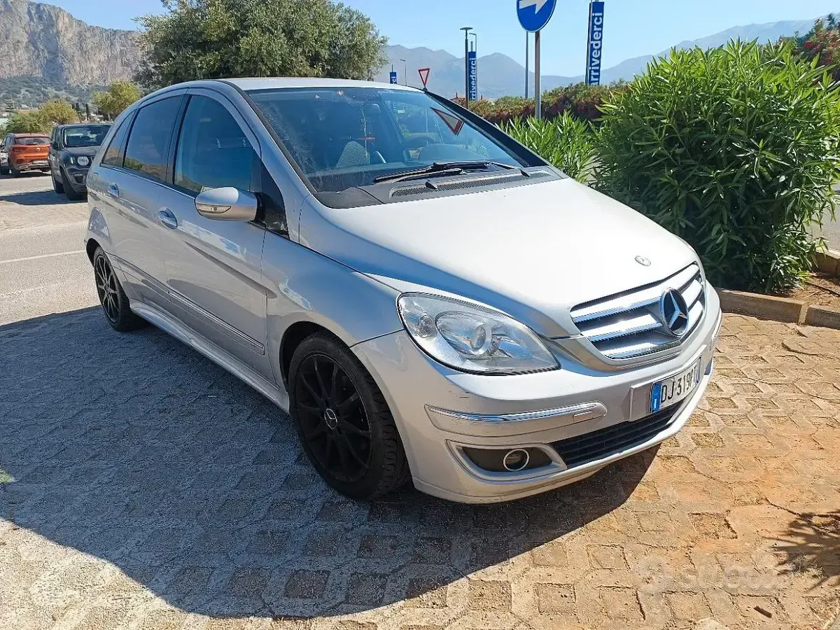 Usata Mercedes B200 140 CV (102 kW) 2007 Grigio Monovolume