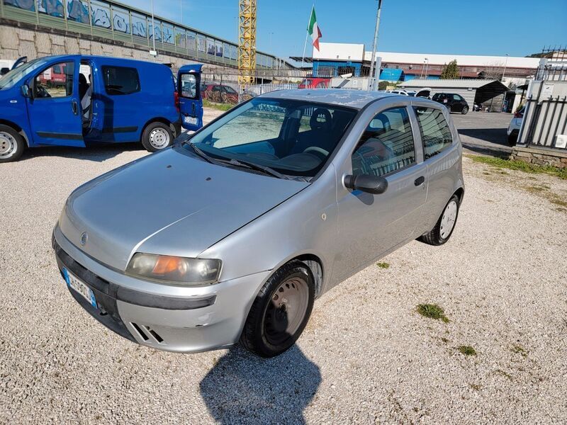 Venduto Fiat Punto 1.2i cat 3 porte E. - auto usate in vendita