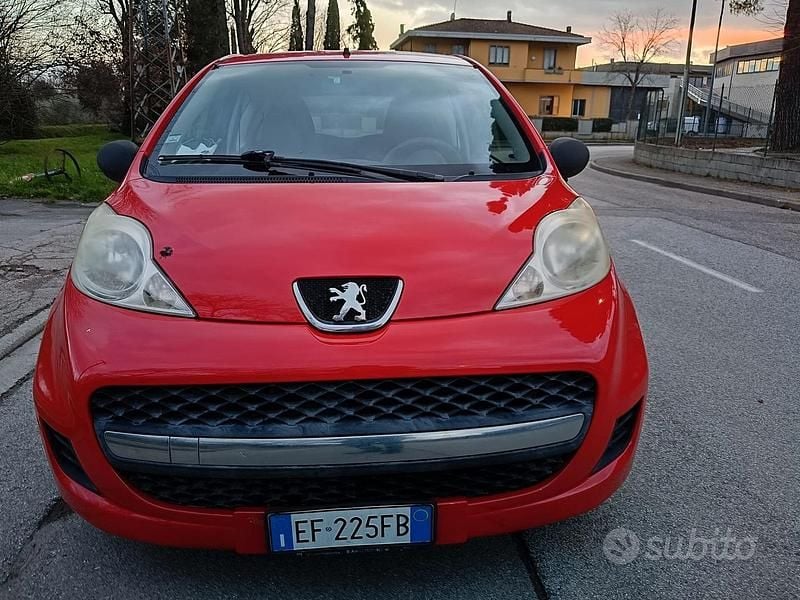 Usata Peugeot 107 68 CV (50 kW) 2011 Rosso Utilitaria