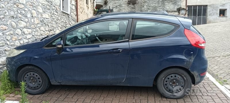 Usata Ford Fiesta 90 CV (66 kW) 2012 Blu Utilitaria