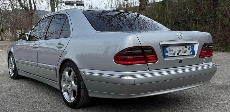 Usata Mercedes E320 Avantgarde 197 CV (144 kW) 2000 Grigio Berlina