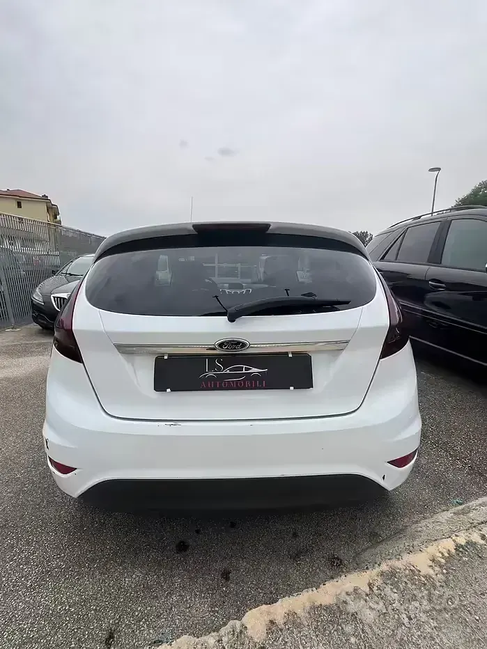 Usata Ford Fiesta Titanium 68 CV (50 kW) 2011 Bianco Berlina