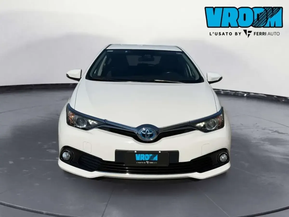 Usata Toyota Auris Hybrid Lounge 99 CV (72 kW) 2017 Bianco Berlina