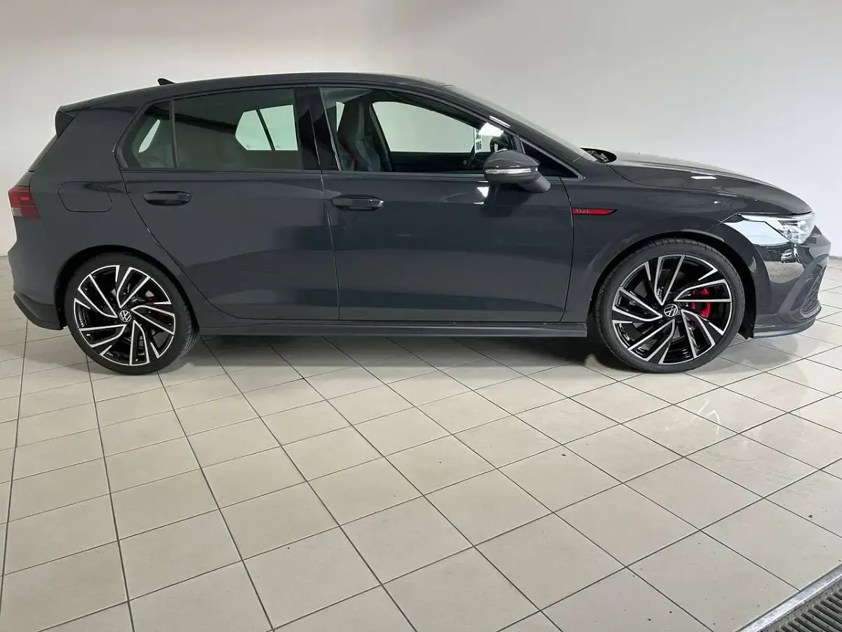 Usata VW Golf VIII GTI 245 CV (180 kW) 2024 Grigio urano Berlina