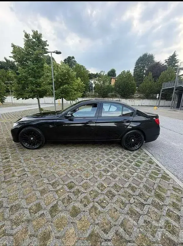 Usata BMW 318 Sport Line 143 CV (105 kW) 2012 Nero Berlina
