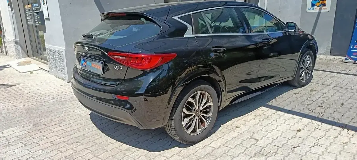 Usata Infiniti Q30 Business 110 CV (80 kW) 2017 Nero SUV