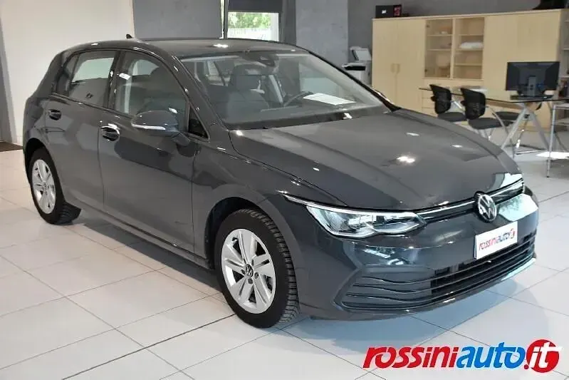 Usata VW Golf VIII Life 131 CV (96 kW) 2023 Grigio Berlina