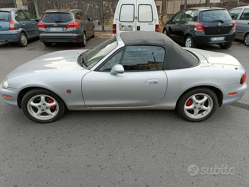 Usata Mazda MX5 110 CV (80 kW) 1999 Grigio Cabrio