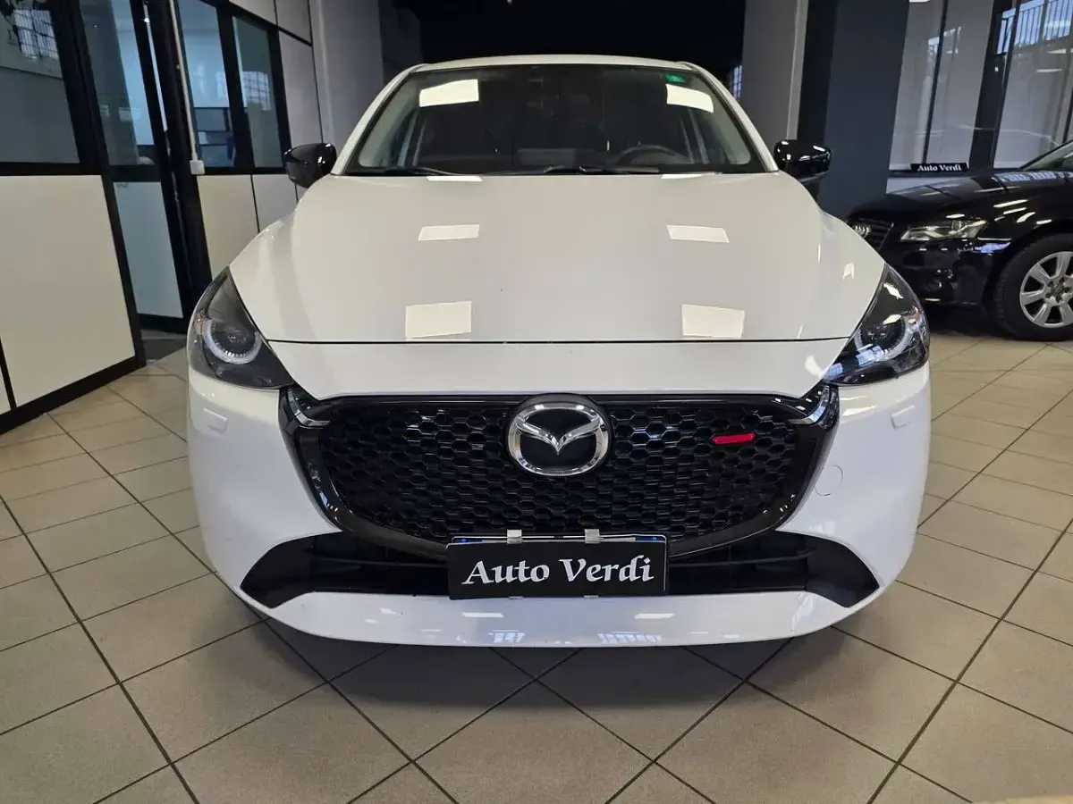 Begagnad Mazda 2 Evolve 75 HK (55 kW) 2023 Vit Halvkombi