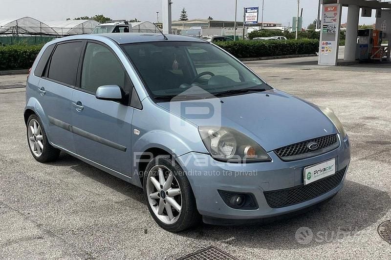 Usata Ford Fiesta Ghia 75 CV (55 kW) 2006 Blu Utilitaria