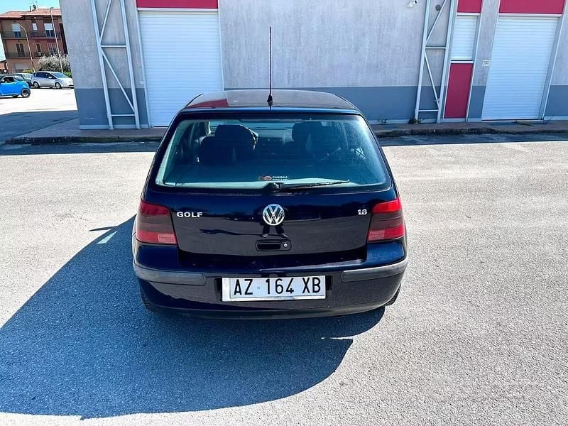Begagnad VW Golf III Comfortline 101 HK (74 kW) 1998 Blå Sedan