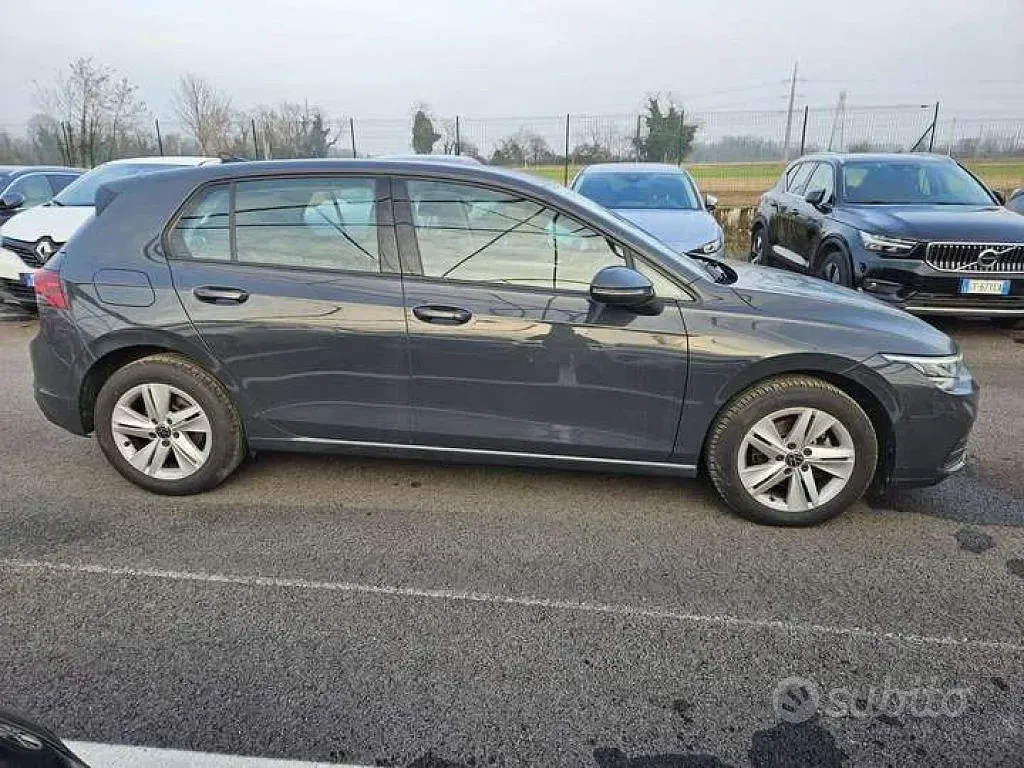 Usata VW Golf VIII Life 110 CV (80 kW) 2023 Grigio Berlina