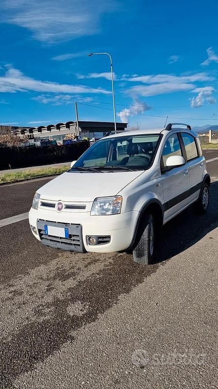 Usata Fiat Panda 4x4 Climbing 75 CV (55 kW) 2011 Bianco Utilitaria