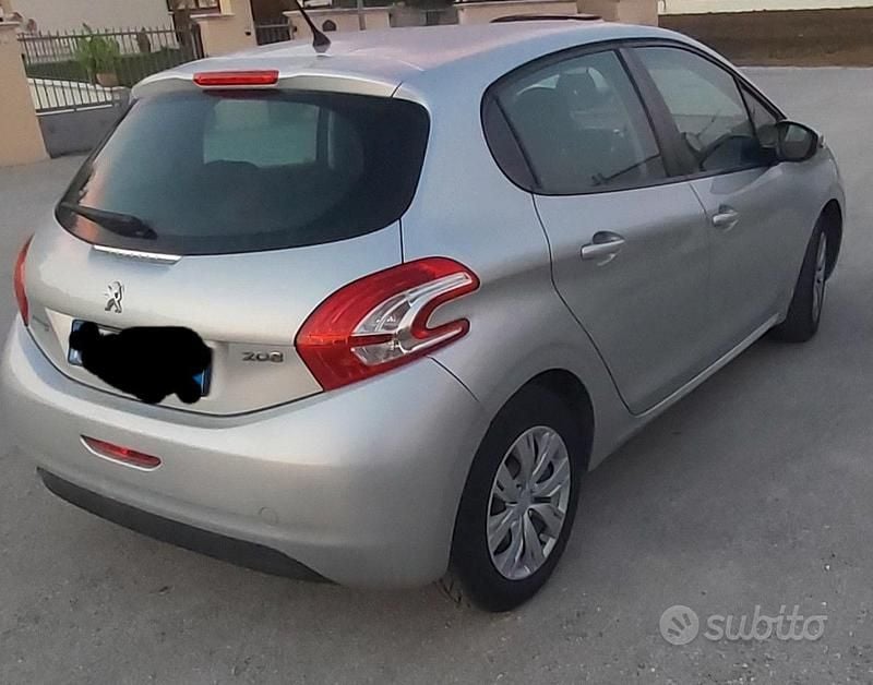 Usata Peugeot 208 68 CV (50 kW) 2015 Utilitaria