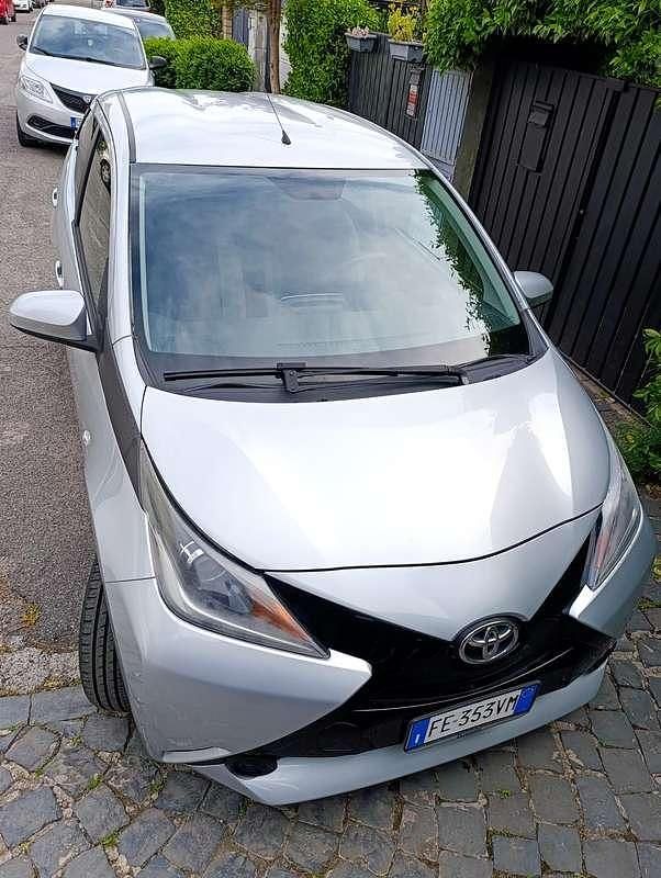 Usado Toyota Aygo X-pure 69 HP (50 kW) 2016 Prateado Citadino