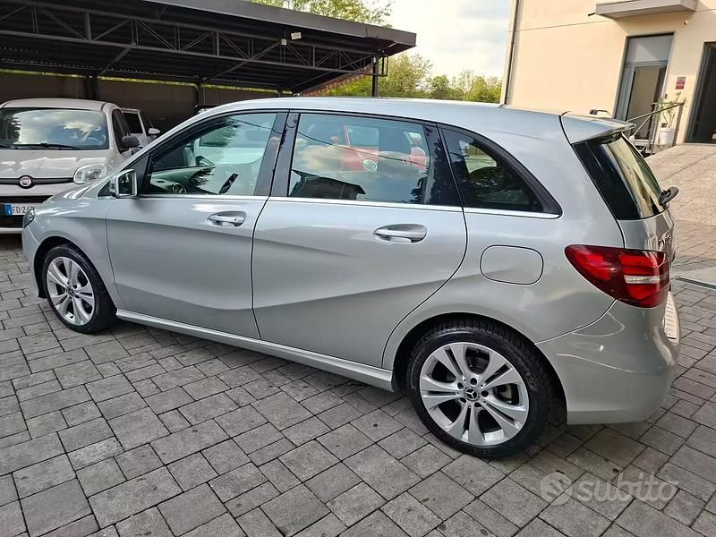 Usata Mercedes B180 Premium 109 CV (80 kW) 2018 Grigio Utilitaria