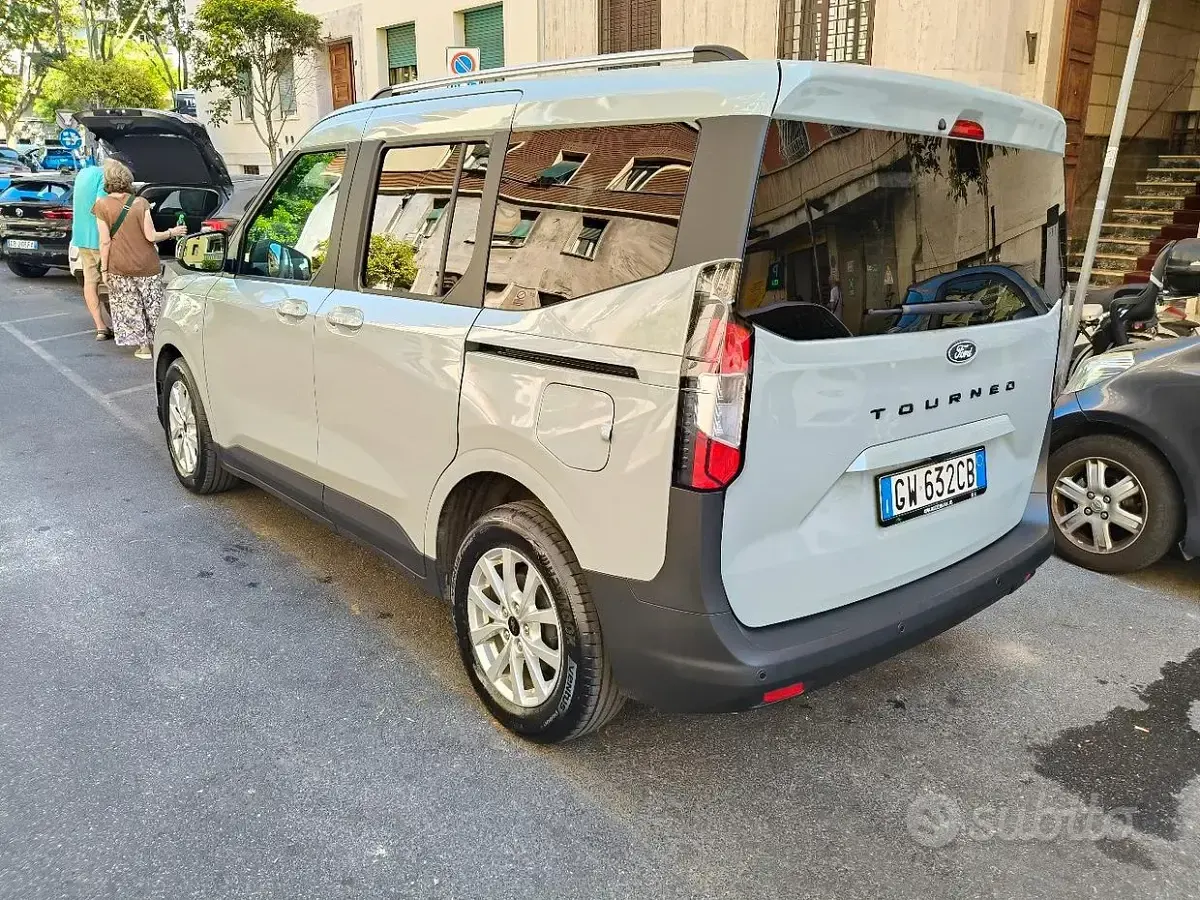 Usata Ford Tourneo Courier Titanium 125 CV (91 kW) 2024 Grigio Monovolume