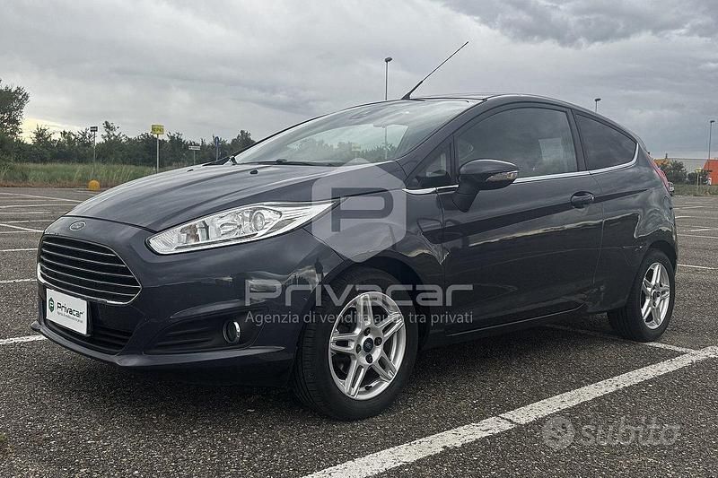 Grigio Usata 2015 Ford Fiesta Titanium Due volumi | 4500 € (Buon prezzo) - Immagine 1/4