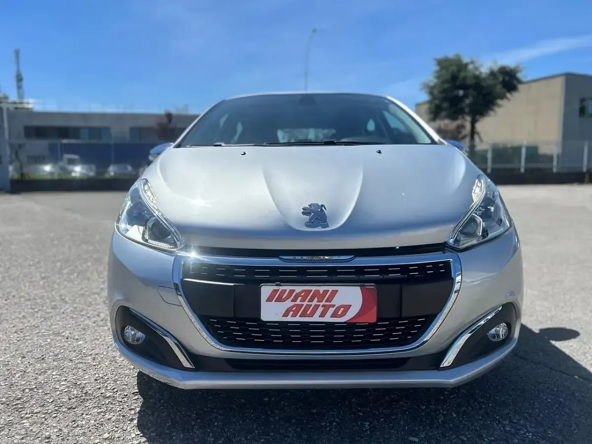 Usata Peugeot 208 Active 82 CV (60 kW) 2017 Argento Utilitaria