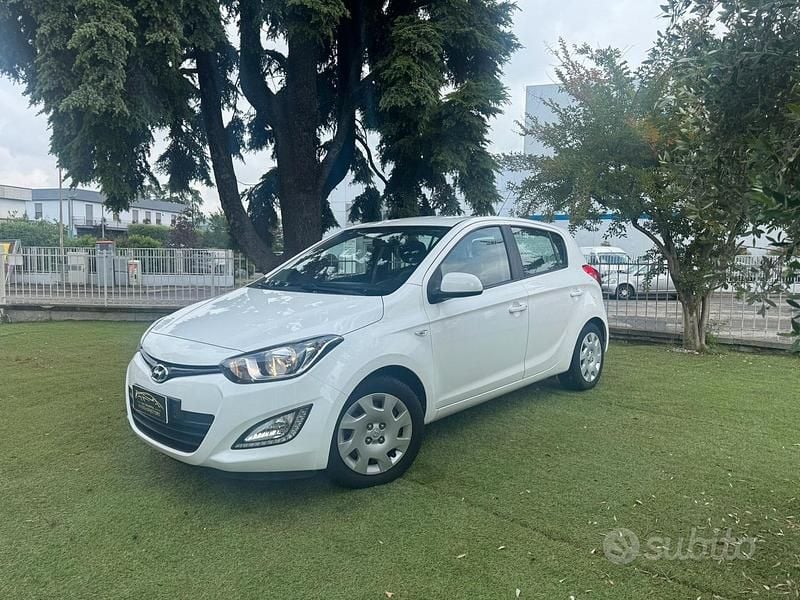 Bianco Usata 2014 Hyundai i20 Edition Berlina | 5899 € (Buon prezzo) - Immagine 1/4