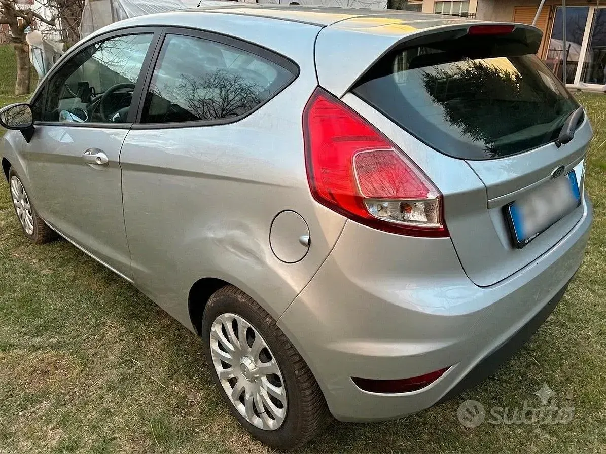 Usata Ford Fiesta 75 CV (55 kW) 2015 Grigio Utilitaria
