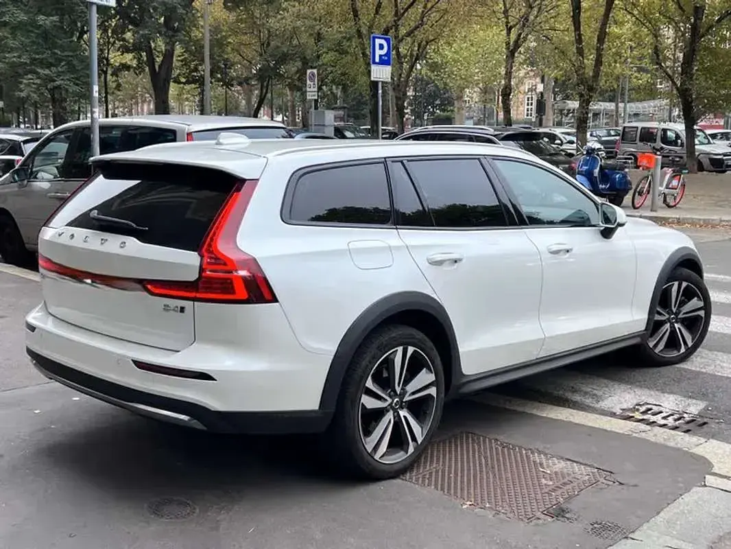 Usata Volvo V60 CC Core 197 CV (144 kW) 2024 Bianco Station wagon