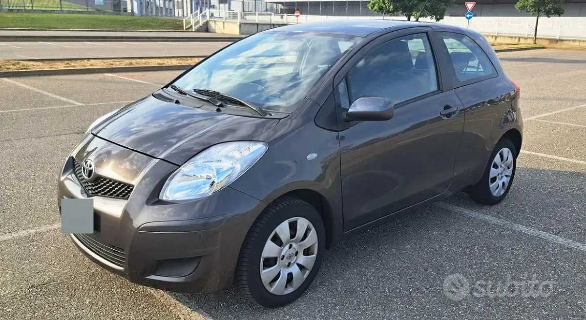 Usata Toyota Yaris 69 CV (50 kW) 2009 Grigio Utilitaria