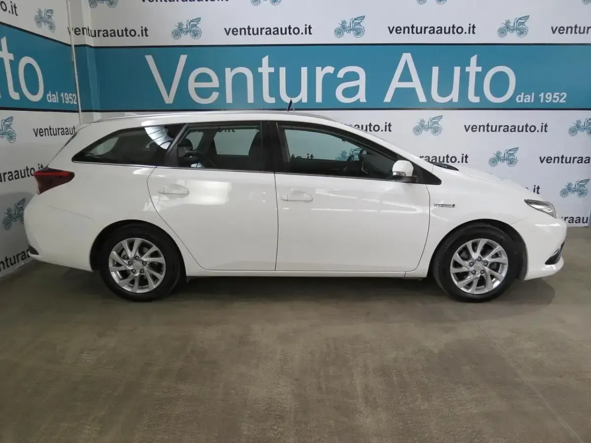 Usata Toyota Auris Touring Sports Active 99 CV (72 kW) 2016 Bianco Station wagon