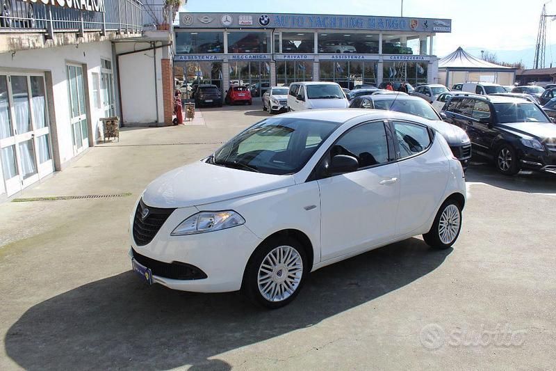 Usata Lancia Ypsilon 69 CV (50 kW) 2015 Bianco Utilitaria