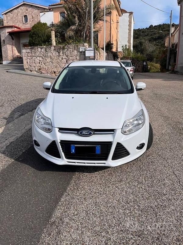 Usata Ford Focus Individual 116 CV (85 kW) 2013 Bianco Berlina